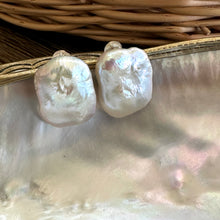 Carica l&#39;immagine nel visualizzatore di Gallery, White Rectangle Baroque Pearl Stud Earrings, Silver
