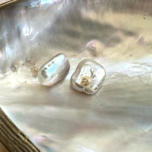 Carica l&#39;immagine nel visualizzatore di Gallery, White Rectangle Baroque Pearl Stud Earrings, Silver
