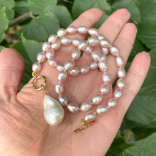 Carica l&#39;immagine nel visualizzatore di Gallery, Pink Pearl Toggle Necklace &amp; White Baroque Pearl Pendant, Gold, 17&quot;

