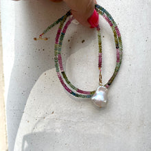 Charger l&#39;image dans la galerie, Minimalist Baroque Pearl and Tourmaline Necklace with T-Bar Clasp
