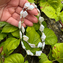 Charger l&#39;image dans la galerie, Diamond Shape White Pearls Necklace with Black Pearls 14K GF, 22&quot;
