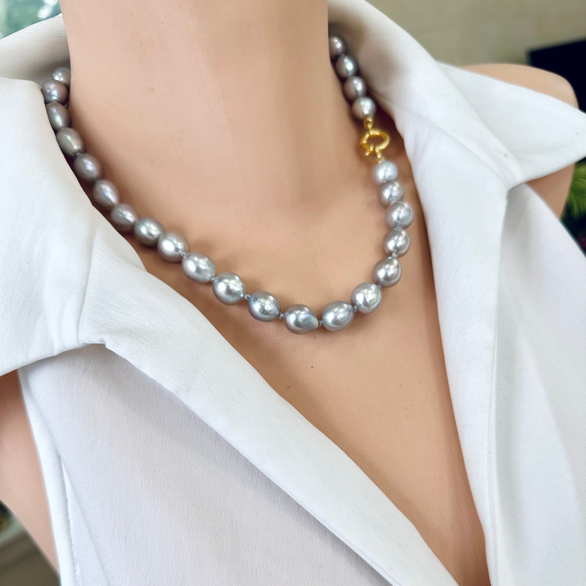 Edison Grey Pearl Necklace – detailed frontal view on mannequin