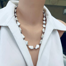 Charger l&#39;image dans la galerie, Diamond Shape White Pearls Necklace with Black Pearls 14K GF, 22&quot;
