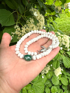 Collier ras du cou en émeraude et argentite blanche avec diamants. 43 cm