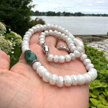 Charger l&#39;image dans la galerie, Collier ras du cou en émeraude et argentite blanche avec diamants. 43 cm
