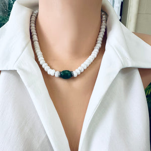 Collier ras du cou en émeraude et argentite blanche avec diamants. 43 cm