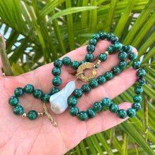 Cargar imagen en el visor de la galería, Malachite Toggle Necklace with Large Freshwater Baroque Pearl Pendant, Artisan Gold Bronze &amp; Gold Filled Details, 19.5&quot;in
