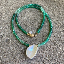 Cargar imagen en el visor de la galería, Green Onyx and Keshi Pearl Minimalist Necklace in a 16.5-inch Short Length, Gold Filled
