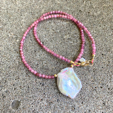 Carica l&#39;immagine nel visualizzatore di Gallery, 15.5&quot;inches Short Tourmaline Necklace in Pink and Large Keshi Pearl
