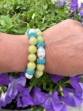 Lade das Bild in den Galerie-Viewer, Olive Green Jade Bracelet &amp; Pearls, Stretchy Bracelet, 7&quot;
