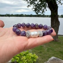 Charger l&#39;image dans la galerie, Bracelet extensible à chevrons violets, améthyste et perles
