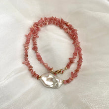 Lade das Bild in den Galerie-Viewer, Pink Rhodochrosite Nuggets and Freshwater Baroque Pearl Short Necklace with Gold Filled Details
