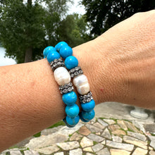 Lade das Bild in den Galerie-Viewer, Turquoise Howlite &amp; Pearl Stretch Bracelet, Rhinestones, 7&quot;
