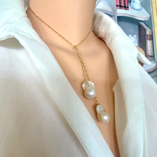 Carica l&#39;immagine nel visualizzatore di Gallery, Figaro Chain Lariat Necklace with two baroque pearls 
