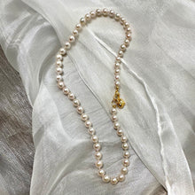 Charger l&#39;image dans la galerie, Classic White Pearl Necklace 7-8 mm, GV Heart Charm, 18&quot;– Handmade in Canada
