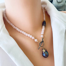 Lade das Bild in den Galerie-Viewer, Rose Quartz Toggle Necklace with Black Baroque Pearl Pendant, Gold Filled &amp; Gold Bronze Artisan Details, 17.5&quot;in
