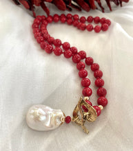 Charger l&#39;image dans la galerie, Red Bamboo Coral &amp; White Baroque Pearl Necklace, Gold Filled &amp; Gold Bronze, 18.5&quot;in
