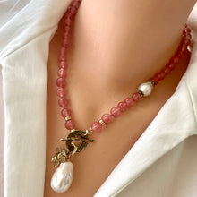 Charger l&#39;image dans la galerie, Collier noué à la main en quartz cerise et perles baroques, bronze doré, 47 cm

