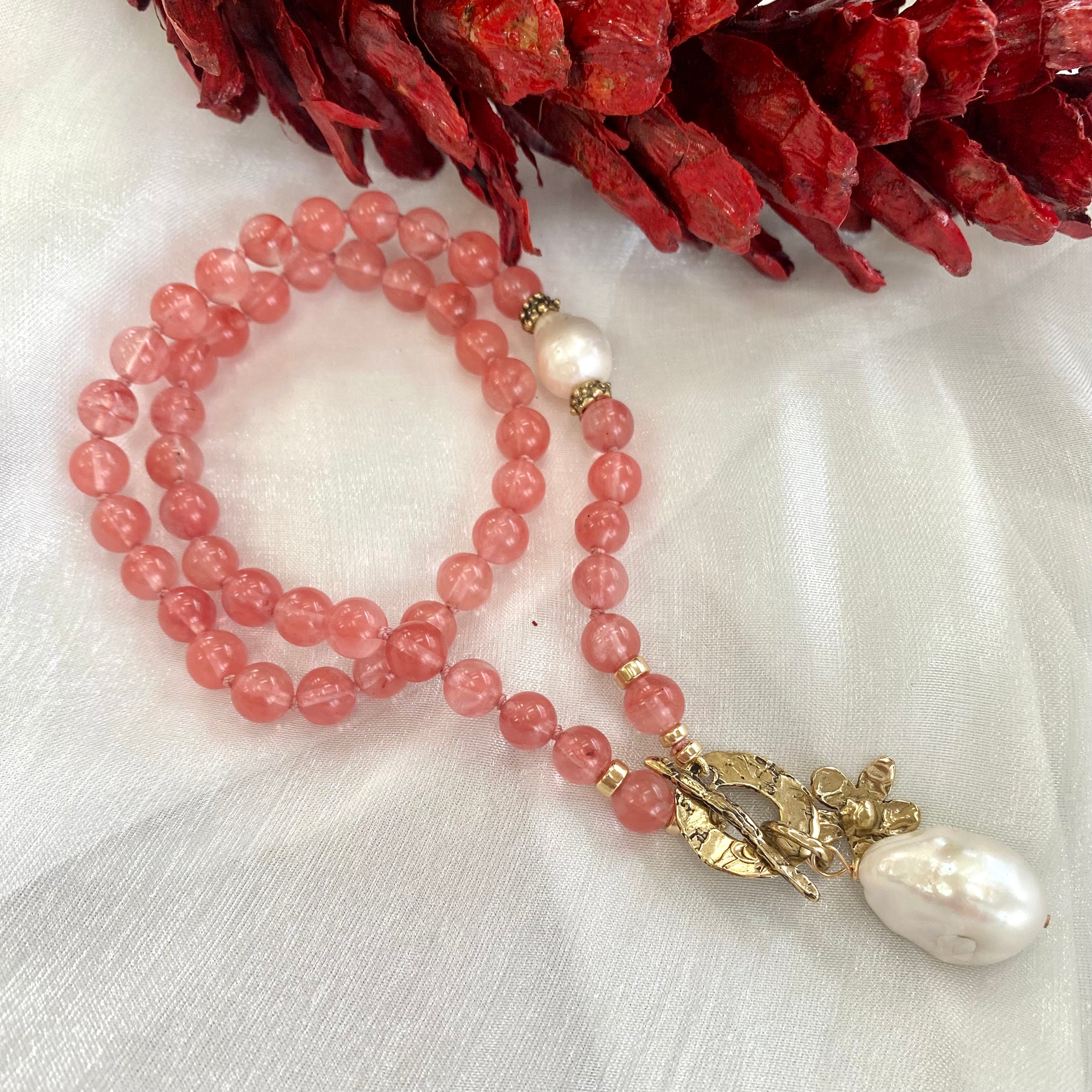 Collier noué à la main en quartz cerise et perles baroques, bronze doré, 47 cm