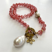 Charger l&#39;image dans la galerie, Collier noué à la main en quartz cerise et perles baroques, bronze doré, 47 cm
