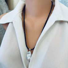 Carica l&#39;immagine nel visualizzatore di Gallery, Black Spinel and White Baroque Pearl Pendant Necklace, GV, 23&quot;
