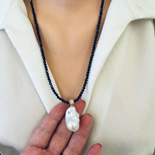 Carica l&#39;immagine nel visualizzatore di Gallery, Black Spinel and White Baroque Pearl Pendant Necklace, GV, 23&quot;
