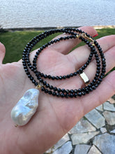 Carica l&#39;immagine nel visualizzatore di Gallery, Black Spinel and White Baroque Pearl Pendant Necklace, GV, 23&quot;
