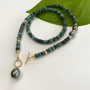 Green gemstone necklace with Tahitian pearls