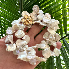 Cargar imagen en el visor de la galería, Romantic &amp; elegant White Keshi Pearl Necklace. Featuring lustrous petal-shaped Keshi pearls, finished with a large gold-plated one of a kind flower box clasp that adds a charming, vintage-inspired detail. 17.5 inches long.
