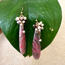 Carica l&#39;immagine nel visualizzatore di Gallery, Pink Rhodonite Teardrop Earrings, Garnet &amp; Pearl Cluster, 14K GF
