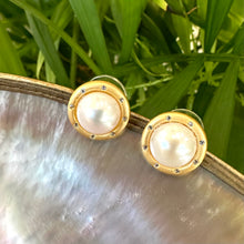 Charger l&#39;image dans la galerie, White Edison Mabe Pearl stud earrings with CZ accents in gold vermeil-plated silver, ideal for bridal jewelry and special occasions.
