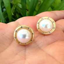 Charger l&#39;image dans la galerie, White Edison Mabe Pearl stud earrings with CZ accents in gold vermeil-plated silver, ideal for bridal jewelry and special occasions.
