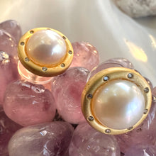 Charger l&#39;image dans la galerie, White Edison Mabe Pearl stud earrings with CZ accents in gold vermeil-plated silver, ideal for bridal jewelry and special occasions.

