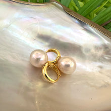 Lade das Bild in den Galerie-Viewer, Light golden pink Edison pearl drop earrings with 13mm pearls on gold vermeil-plated silver huggie hoops, perfect for a June birthday or elegant gift.
