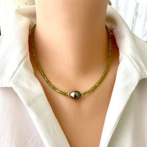 Peridot beaded necklace with tahitian pearl in middle