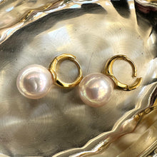 Lade das Bild in den Galerie-Viewer, Light golden pink Edison pearl drop earrings with 13mm pearls on gold vermeil-plated silver huggie hoops, perfect for a June birthday or elegant gift.
