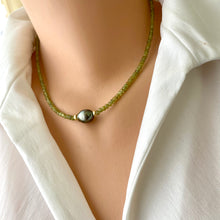 Cargar imagen en el visor de la galería, Peridot and Tahitian pearl necklace

