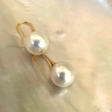Carica l&#39;immagine nel visualizzatore di Gallery, Large White Edison Pearl Drop Earrings, Gold
