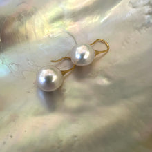 Carica l&#39;immagine nel visualizzatore di Gallery, Large White Edison Pearl Drop Earrings, Gold
