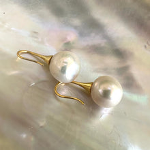 Carica l&#39;immagine nel visualizzatore di Gallery, Large White Edison Pearl Drop Earrings, Gold
