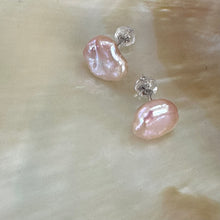 Lade das Bild in den Galerie-Viewer, Dainty Pink Keshi Pearl Stud Earrings, Silver
