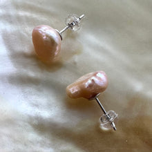Lade das Bild in den Galerie-Viewer, Dainty Pink Keshi Pearl Stud Earrings, Silver
