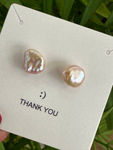 Lade das Bild in den Galerie-Viewer, Dainty Pink Keshi Pearl Stud Earrings, Silver
