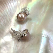 Carica l&#39;immagine nel visualizzatore di Gallery, Pink Mabe Edison Pearl Stud Earrings with Cz, Silver
