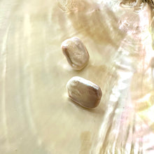 Carica l&#39;immagine nel visualizzatore di Gallery, White Rectangle Baroque Pearl Stud Earrings, Silver
