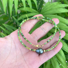 Lade das Bild in den Galerie-Viewer, Green Chrysoprase Necklace &amp; Tahitian Baroque Pearl, Gold, 16.5&quot;
