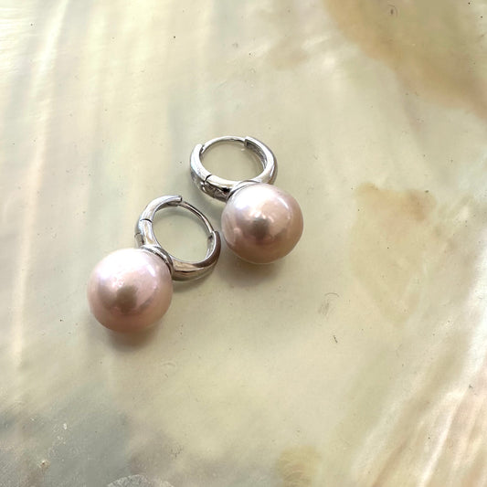 Light pink pearl hoop earrings – Edison Pearls, Silver on a pearlescent background, showcasing elegance and luxury.