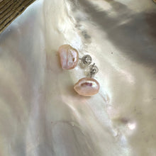 Lade das Bild in den Galerie-Viewer, Dainty Pink Keshi Pearl Stud Earrings, Silver
