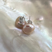 Lade das Bild in den Galerie-Viewer, Dainty Pink Keshi Pearl Stud Earrings, Silver
