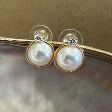 Lade das Bild in den Galerie-Viewer, White Mabe Edison Pearl Stud Earrings with Cz, Gold Vermeil
